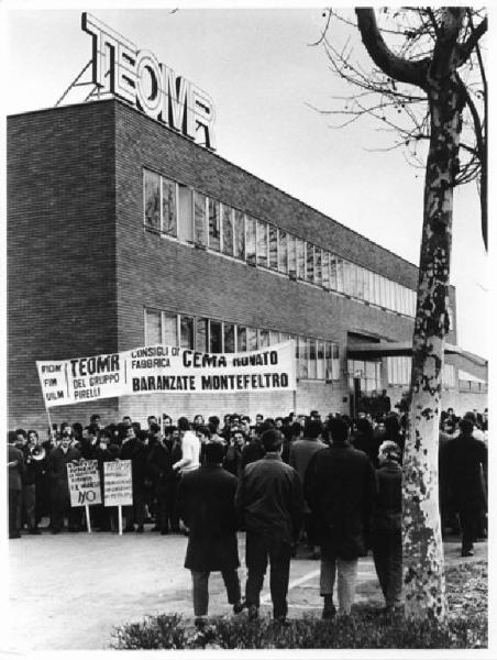 Sciopero dei lavoratori della Teomr (gruppo Pirelli) - Lavoratori davanti alla fabbrica - Striscione - Cartelli - Insegna Teomr