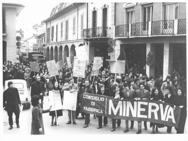 Sciopero delle lavoratrici della Minerva - Corteo - Striscione - Cartelli