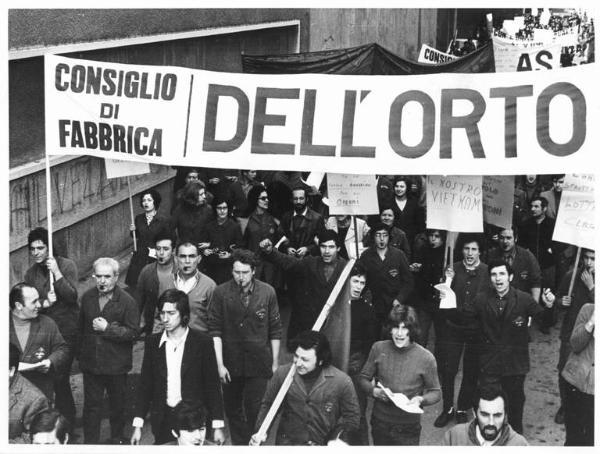 Sciopero dei lavoratori della Industria Dell'Orto - Corteo - Operai con tuta da lavoro - Striscioni - Cartelli - Bandiera