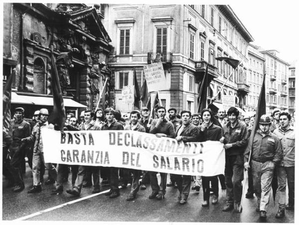 Sciopero dei lavoratori della Breda Siderurgica - Corteo in corso Venezia verso l'Intersind - Operai con tuta da lavoro - Striscione - Cartelli - Bandiere