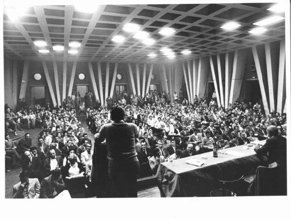 Camera del lavoro - Salone "Di Vittorio" - Interno - Assemblea del Consiglio delle leghe - Panoramica sulla sala - Tavolo della presidenza e platea