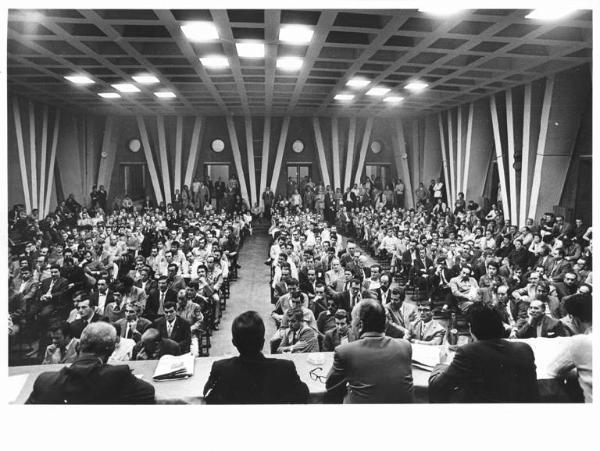 Camera del lavoro - Salone "Di Vittorio" - Interno - Assemblea del Consiglio delle leghe - Panoramica sulla sala - Platea