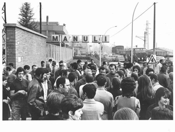 Sciopero dei lavoratori della Manuli - Presidio davanti alla fabbrica - Insegna Manuli