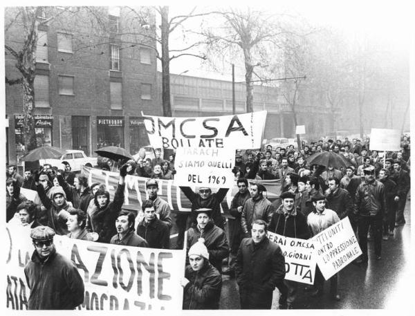 Sciopero dei lavoratori della Omcsa - Corteo sotto la pioggia - Striscioni - Cartelli