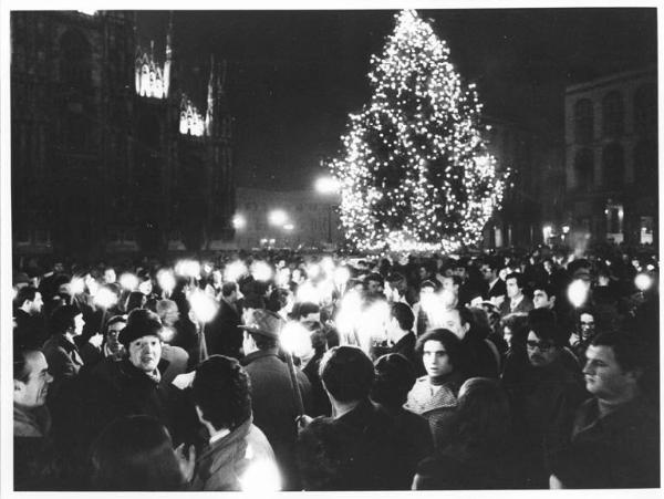 Piazza del Duomo - Notte di Capodanno - Presidio dei lavoratori della Borletti e di altre fabbriche in lotta - Lavoratori con le torce - Albero di Natale