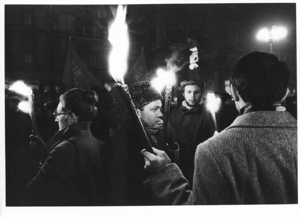 Piazza del Duomo - Notte di Capodanno - Presidio dei lavoratori della Borletti e di altre fabbriche in lotta - Lavoratori con le torce