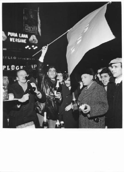 Piazza del Duomo - Notte di Capodanno - Presidio dei lavoratori della Borletti e di altre fabbriche in lotta - Brindisi dei lavoratori - Bandiera Fim, Fiom, Uilm - Pubblicità sui palazzi