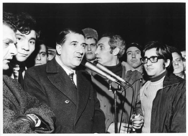 Piazza del Duomo - Notte di Capodanno - Presidio dei lavoratori della Borletti e di altre fabbriche in lotta - Il sindaco Aldo Aniasi in visita parla ai lavoratori