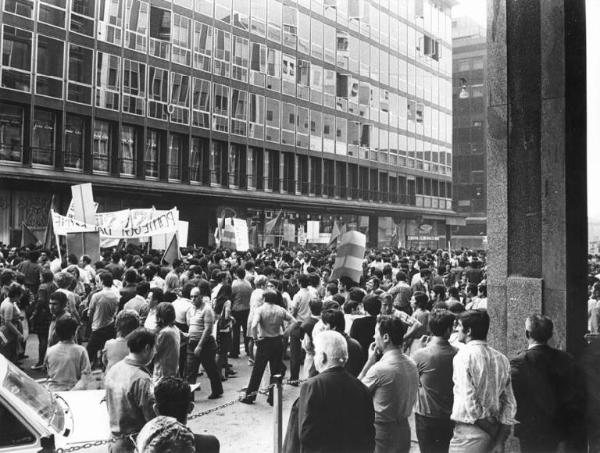 Manifestazione congiunta Alfa Romeo, Borletti, Sit Siemens per le riforme - Presidio dei lavoratori davanti all'Intersind - Striscioni - Cartelli