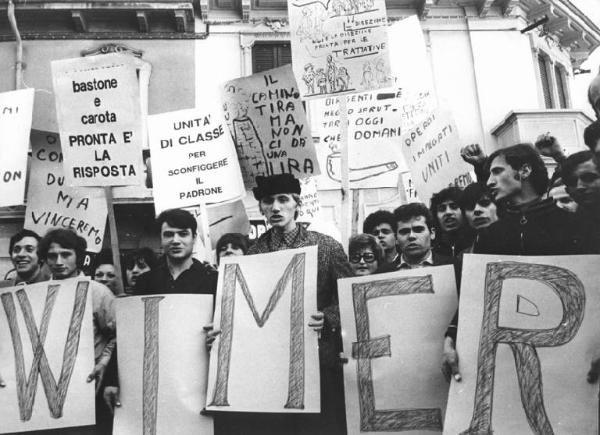 Sciopero in solidarietà con i lavoratori della Candy - Corteo - Spezzone lavoratori della Wimer - Cartelli di protesta