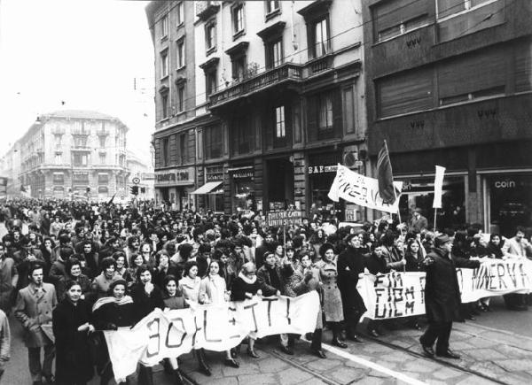 Sciopero dei lavoratori della zona Solari in solidarietà con i lavoratori della Borletti - Testa del corteo - Spezzone lavoratrici della Borletti e della Minerva - Striscioni - Bandiera