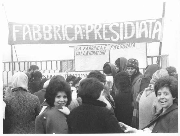 Presidio dei lavoratori della Gte davanti ai cancelli della fabbrica - Lavoratrici - Striscione