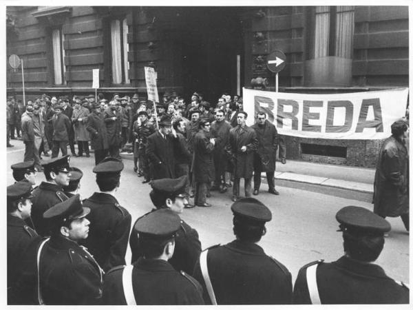 Sciopero dei lavoratori della Breda Ferroviaria contro la smobilitazione - Presidio davanti alla Prefettura - Schieramento delle forze dell'ordine - Striscione - Cartelli