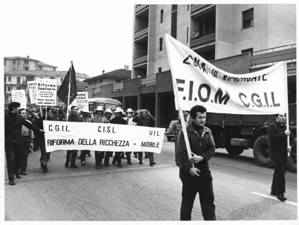 Sciopero generale per le riforme - Corteo dei lavoratori - Operai con tuta da lavoro - Striscioni - Cartelli - Bandiera Fim, Fiom, Uilm