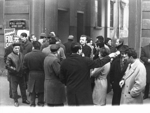 Sciopero dei lavoratori dell'Argenteria Krupp - Presidio davanti all'ingresso della azienda - Cartello di sciopero Fiom Cgil - Insegna Metalli Argenteria Arthur Krupp