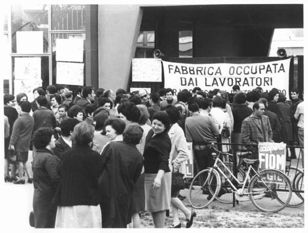 Magnetofoni Castelli - Occupazione della fabbrica contro i licenziamenti - Lavoratori davanti ai cancelli della fabbrica - Donne - Striscione - Cartello di sciopero Fiom Cgil