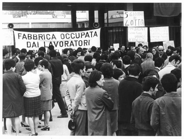 Magnetofoni Castelli - Occupazione della fabbrica contro i licenziamenti - Lavoratori davanti ai cancelli della fabbrica - Donne - Striscione - Cartelli