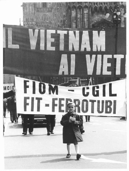 Festa dei lavoratori - Manifestazione del primo maggio - Corteo in piazza del Duomo - Bambino - Striscione sul Vietnam