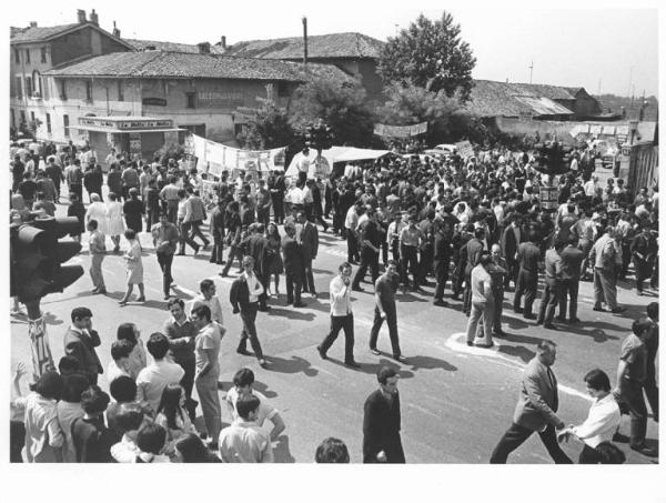 Sciopero dei lavoratori della Fiar contro i licenziamenti - Presidio davanti alla fabbrica - Tenda - Cartelli di sciopero Fiom Cgil - Striscione