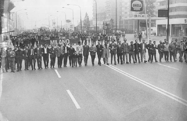 Manifestazione nazionale dei lavoratori metalmeccanici per il contratto - Testa del corteo con i dirigenti sindacali, tra i quali Pierre Carniti, Antonio Pizzinato, Angelo Fumagalli, Annio Breschi, Leonardo Banfi - Striscione - Bandiere