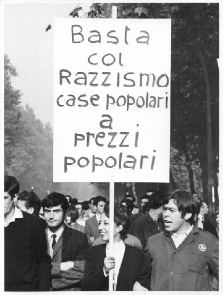 Sciopero generale per le riforme - Corteo - Donna con cartello sul problema casa