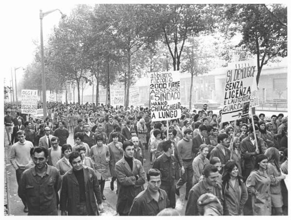 Sciopero dei lavoratori della Siemens - Corteo - Operai con grembiule da lavoro - Donne - Cartelli