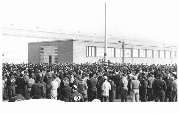 Sciopero dei lavoratori della Innocenti - Cortile della fabbrica - Assemblea - Operai con tuta da lavoro