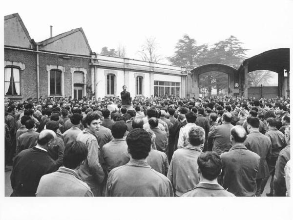 Ercole Marelli - Cortile interno - Assemblea di fabbrica - Oratore al microfono - Operai con tuta da lavoro