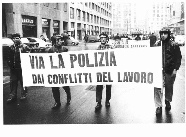 Manifestazione silenziosa dei lavoratori metalmeccanici per il contratto di lavoro e contro l'arresto di 4 lavoratori - Corteo sotto la pioggia - Striscione