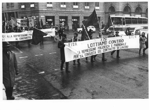 Manifestazione silenziosa dei lavoratori metalmeccanici per il contratto di lavoro e contro l'arresto di 4 lavoratori - Corteo sotto la pioggia - Striscioni - Bandiere