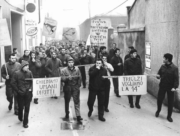 Sciopero dei lavoratori della Triulzi - Corteo - Cartelli di protesta - Operai con tuta da lavoro - Fischietti