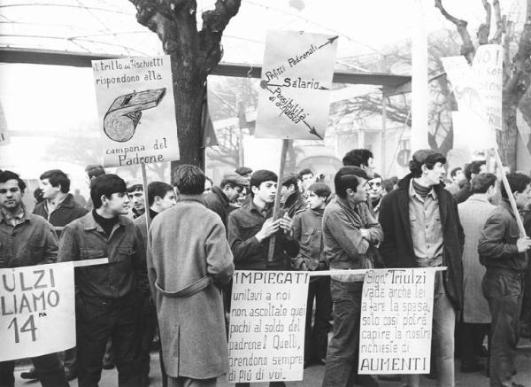 Sciopero dei lavoratori della Triulzi - Corteo - Cartelli di protesta - Operai con tuta da lavoro - Fischietti