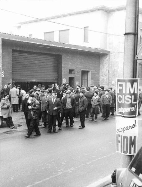 Sciopero dei lavoratori della Fonderie e Smalterie Lombarde - Lavoratori davanti alla fabbrica - Cartello di sciopero Fiom, Fim Cisl