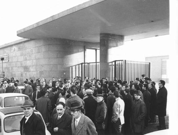 Sciopero dei lavoratori della Innocenti - Ingresso della fabbrica - Presidio - Cartello di sciopero Fim Cisl - Insegna Innocenti