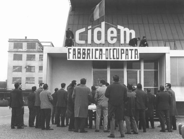 Cidem - Occupazione della fabbrica - Lavoratori appendono lo striscione "fabbrica occupata" - Bandiera - Insegna Cidem