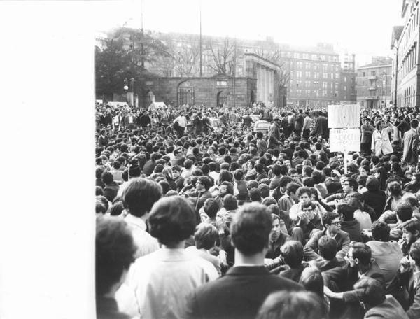 Occupazione della Università Cattolica - Studenti seduti davanti all'Università - Cartelli