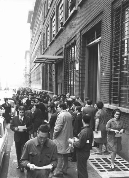 Sciopero dei lavoratori della Borletti - Ingresso della fabbrica - Distribuzione di volantini tra i lavoratori - Operaie con grembiule da lavoro