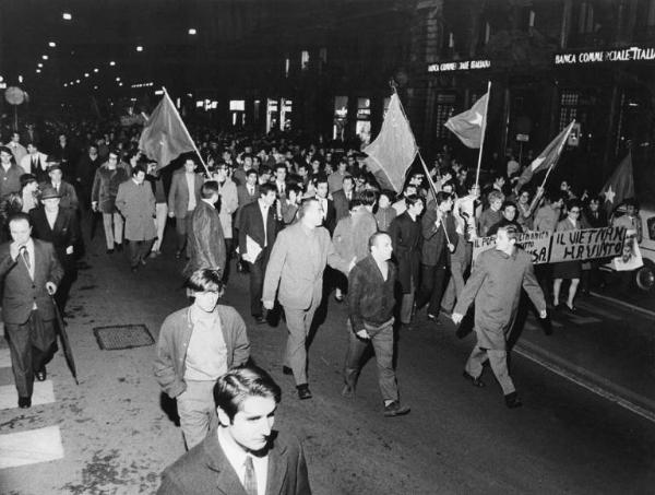 Manifestazione notturna per il Vietnam - Corteo - Striscione - Bandiere