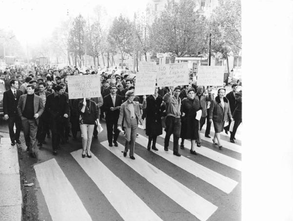 Sciopero dei lavoratori della Siry Chamon contro i licenziamenti - Corteo - Cartelli di protesta