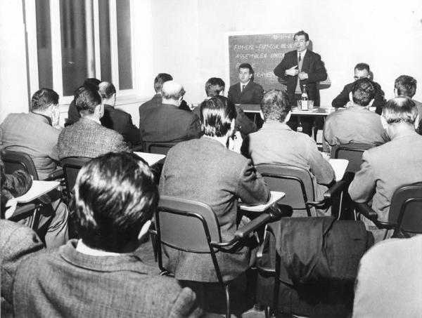 Interno - Assemblea unitaria di attivisti sindacali per il tesseramento - Panoramica sulla sala - Tavolo della presidenza - Giuseppe Rivolta parla alla platea