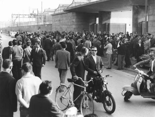 Sciopero dei lavoratori della Innocenti - Picchetto davanti all'ingresso della fabbrica