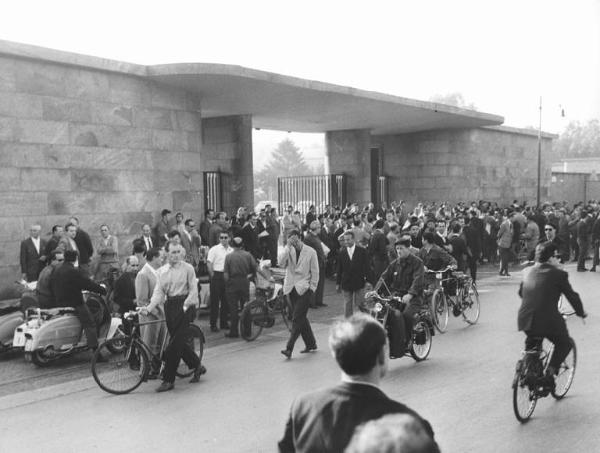 Sciopero dei lavoratori della Innocenti - Picchetto davanti all'ingresso della fabbrica