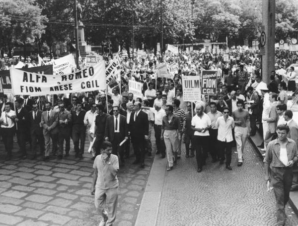 Sciopero unitario dei lavoratori metalmeccanici per il contratto - Corteo - Spezzone lavoratori della Alfa Romeo - Striscione - Cartelli di sciopero Fiom Cgil, Fim Cisl e Uilm