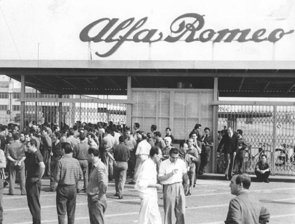 Sciopero dei lavoratori dell'Alfa Romeo di Arese - Presidio davanti all'ingresso della fabbrica - Operai con tuta da lavoro - Insegna Alfa Romeo