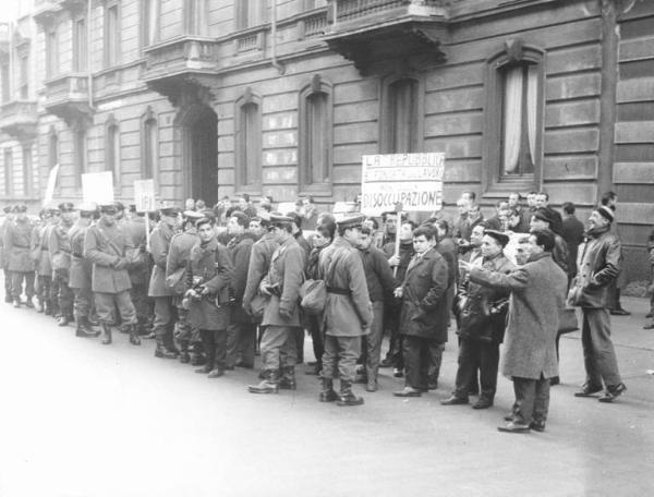 Sciopero dei lavoratori della Cobianchi - Presidio - Schieramento delle forze dell'ordine - Cartelli