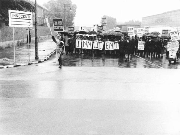 Sciopero dei lavoratori della Innocenti - Corteo sotto la pioggia in partenza dalla sede della fabbrica - Striscione - Cartelli di sciopero Fim, Cisl e Uil