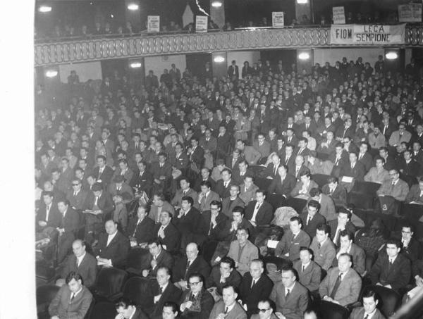 Teatro Lirico - Interno - Assemblea della Fiom - Panoramica sulla platea - Striscioni