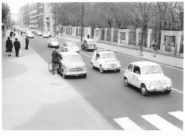 Corteo di auto che pubblicizzano la manifestazione unitaria di tutti i metallurgici milanesi che si terrà al cinema Ambasciatori - Striscioni - Cartelli Fiom Cgil