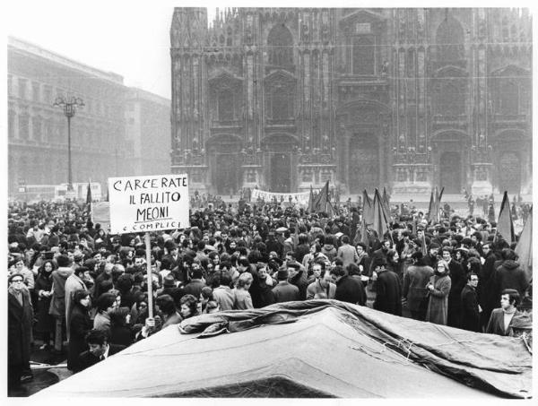 Sciopero dei lavoratori della Lesa - Presidio in piazza del Duomo - Tenda - Lavoratori- Striscione - Bandiere - Cartello