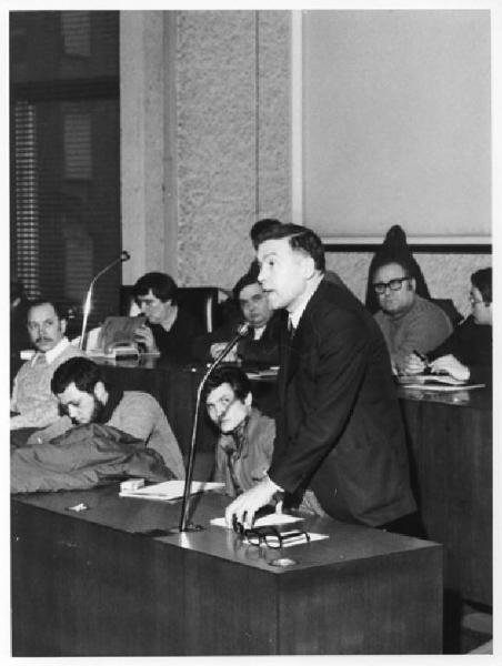 Sala del Comune di Sesto San Giovanni - Interno - Convegno costitutivo del sindacato unitario metalmeccanici della zona di Sesto San Giovanni - Tavolo della presidenza - Bruno Trentin al microfono